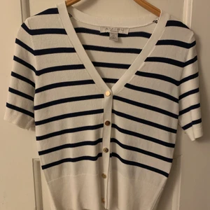 Tröja  - T-Shirt köpt för typ en månad sen, aldrig använd. Inte vanligt t/shirt material utan mera åt väldigt fint stickat material. Strl Xs men mer S