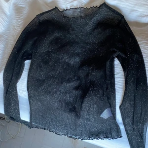 Glittrig topp! - Säljer en urgullig glittrig top från brandy Melville som är perfekt till fest! Funkar perfekt att ha en fin bh under eller ett linne. Har även haft en kort ärmad tröja över och låtit bara ärmarna synas vilket klär ner looken. Köparen står för frakt. 
