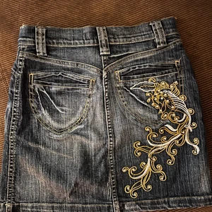 Y2k jeanskjol - Min abosoluta favoritkjol som jag tyvärr måste sälja då den inte passar längre. Stentvättad jeanskjol i y2k-stil, något blåare i färgen än vad bilderna visar.