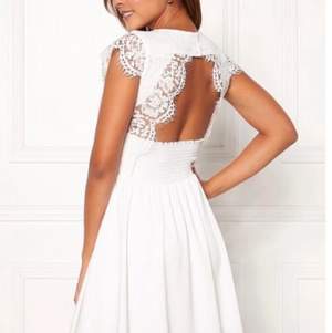 Superfin vit klänning med öppen rygg med spets. Passar perfekt till student eller liknande. Endast använd en gång💗
