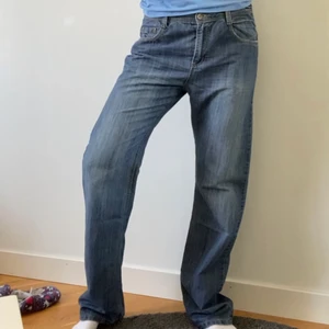 Baggy jeans  - Baggy jeans köpta second hand, står strl 34 men stora på mig som har s/36 så skulle säga att dom passar s-m (sitter lågmidjat och långa på mig som är 171cm men förmodligen mer midwaist på en m)🥰 spårbar frakt 66kr💕💕