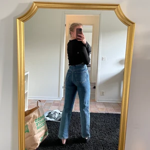 NAKD Jeans stl. 34 - Köpta på nakd för 1 år sedan, sitter tajtare runt rumpa/lår och blir sedan lösare nedanför knäna. Knappt använda.