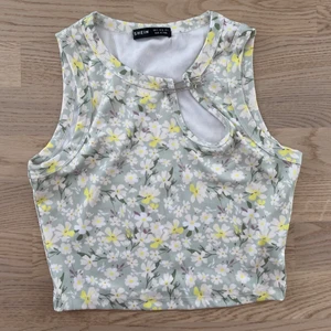 Crop topp - Gullig topp från Shein❤️‍🔥. Aldrig använd, stl S. 100kr inkl frakt🥰