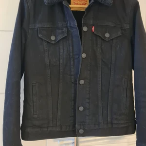 Levis jeansjacka - Strlk XS. Helt ny, använd ett par gånger, säljer enbart pga att den är för liten. Fodrad, djupsvart (ser grå ut på bilden) Två fickor med lock. 