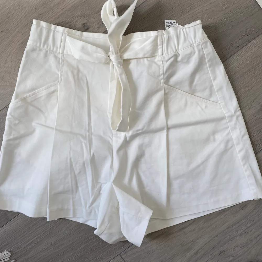 Vita shorts med knytning i midjan från Zara. Shorts.
