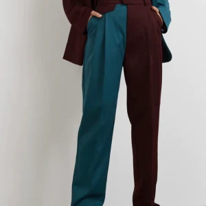 Kostymbyxor Hobnob x Gina Tricot - Magiska kostymbyxor ifrån Hobnob x Gina Tricot!                  Modellen heter Fanny och är en lång och rak modell. Stl:38 Skick: nyskick (endast använda vid två tillfällen)💜