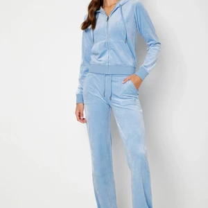 Juicy couture set - Säljer mitt set som jag endast testat. Byxorna är M och tröjan är S. Lappen är kvar på och har ett kvitto på plaggen. Kan självklart skicka fler bilder 