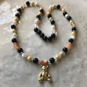 Handgjort elastiskt halsband med äkta solsten, vit och orange jade 🧡 betalning via swish ⭐️
