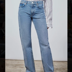 Zara mid rise jeans - Säljer dessa supersnygga midwaist jeans ifrån zara som slutat säljas nu. Använda 1 gång då det är för små för mig. Passade superbra i längden på mig som är 173💗 har inga bilder med dom på tyvärr