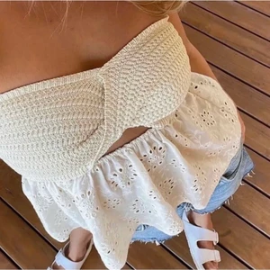 Zara topp  - Köp direkt för 350:- plus frakt. Byter inte. Säljer denna jättefina och eftertraktade topp från Zara i strl S. Kommer inte få någon användning av den så säljer. Ny med lappen kvar. Slutsåld på hemsidan. (Första bild lånad