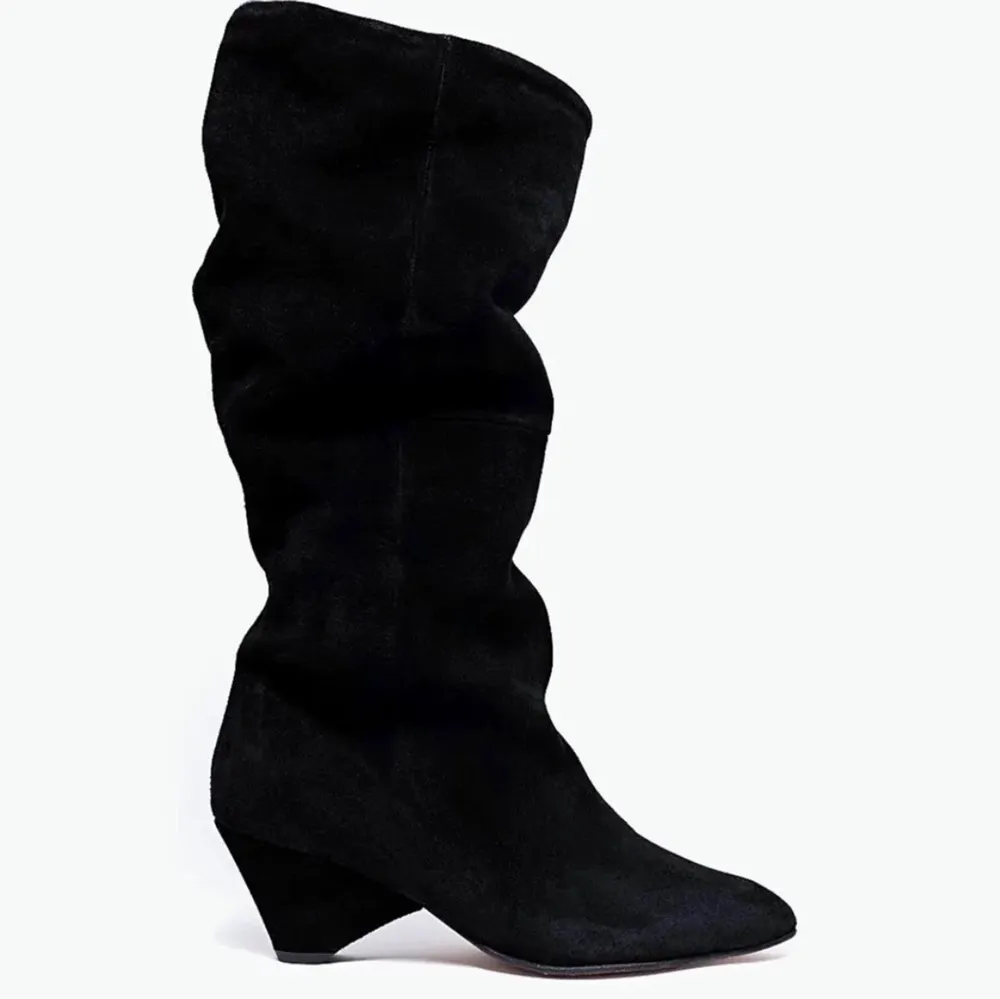 Superfina boots från anonymous copenhagen köpta från deras hemsida i vintras. Säljer då de inte kommer till användning. Använda en gång, så dom är i nyskick! Nypris ca 1800kr💕. Skor.