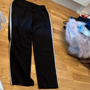 Svarta lösa sköna kostym byxor - Kostymbyxor lite högre i midjan, storlek 36-38. Använd med hänsyn . 