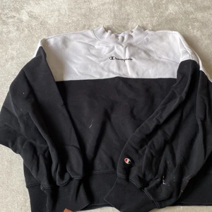 En champion hoodie  - En svart och vit champion hoodie som är super skön kan diskutera med priset för märke an blekning 