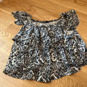 Volang söt topp xs-s - Bra skick. Topp med volanger. Går att ta ner vid axlarna för en sötare look. 