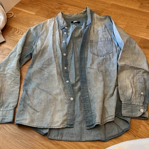 Jeans skjorta - Bra skick! En jeans skjorta i storlek S