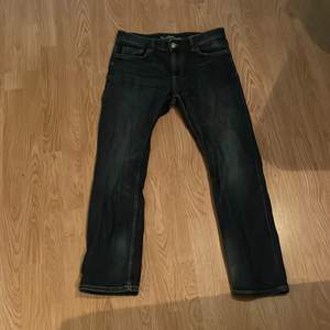 Ett par mörkblåa jeans som jag inte använder längre för dom passar it längre. Dom är i storlek W/32 och L/30. Dom är i ganska bra skick förutom att jag använt dom ganska mycket. 