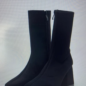 Stövlar med klack  - Ett par svarta stövlar med klack i storlek 39. Köpte de för 480 men säljer de för 400 kronor då jag endast använt de 5 gånger och de är i princip nya.