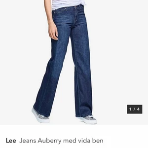 LEE AUBERY JEANS - Ett par fina jeans med vida ben från Lee. Bra skick och köpta på carlings för ca 2 år sedan, knappt använda. OBS! Första bild visar passform, EJ tvätt! Tvätt syns på bild 2!