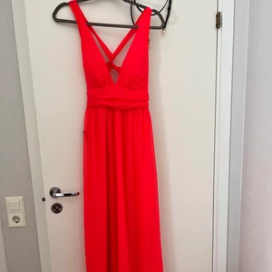 Lång klänning nelly  - Haft den et bra tag men aldrig använt den. Finare färg i verkligheten det var svårt att få med rätt färg i bilden. 