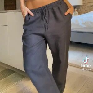 Linnebyxor - (Lånade bilder) Intressekoll på mina helt nya, oanvända och slutsålda gråa linnebyxor från hm home. Lappen är borttagen, men dom är aldrig använda utan endast testade! Skriv för egna bilder. Innerbenslängden är 81 cm. Om det är flera som är intresserade blir det budgivning. Köp direkt för 400kr 💖