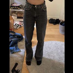 Full length jeans från zara i storlek 34. Jag är 176 och har storlek 36 de är alltså lite stora i storlek. nypris 399 säljer för 250❤️ köparen står för frakt. 