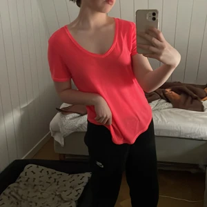 💗neon rosa tröja💗 - Jätte fin rosa neon urringad tröja med jätte skönt material och den är från USA🥰