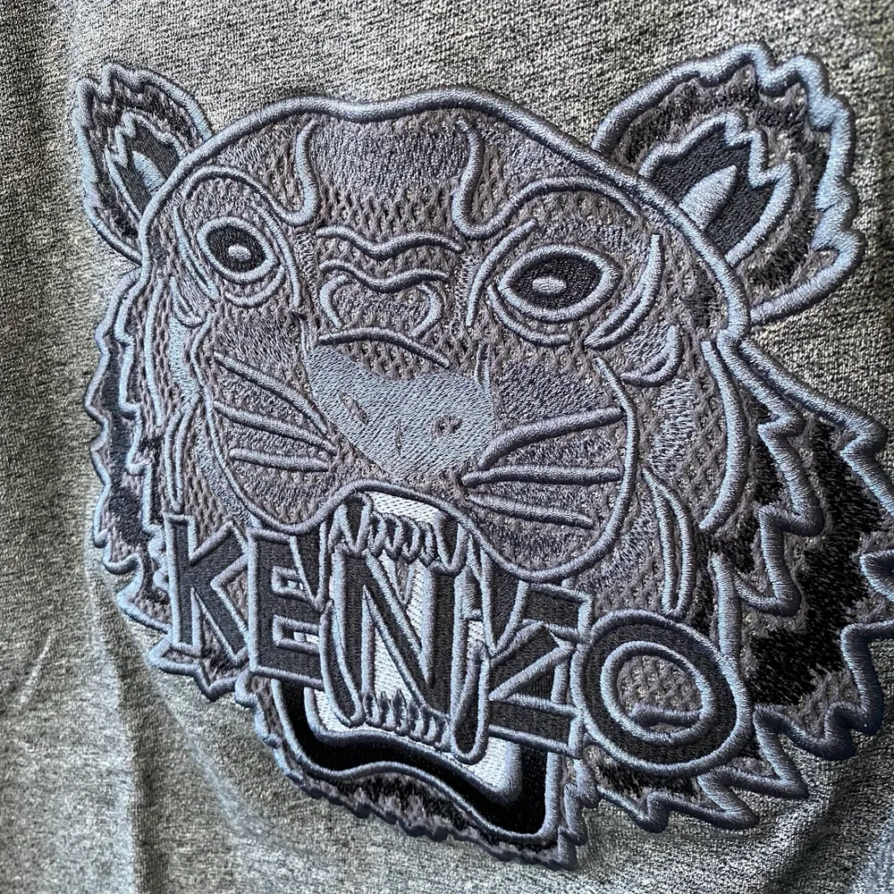 Säljer min Kenzo t-shirt i storlek M. Inköpt för 999kr säljer för 400kr.💘 Pris kan diskuteras! . T-shirts.