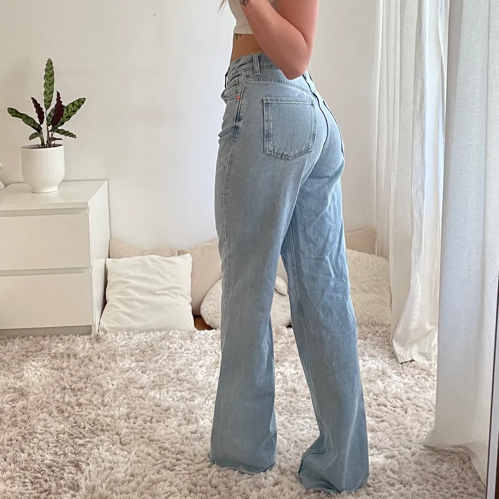 Oanvända full length jeans från Zara som går att klippa till önskad längd. Köpta för 399:-. Jeans & Byxor.