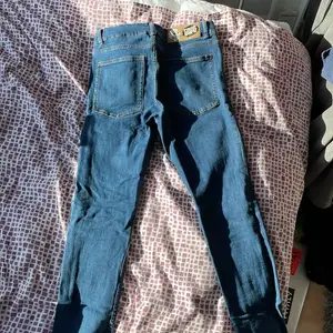 Jeans från Cheap Monday. Modell: tight dusk blue. Storlek 28/32. Använda en handfull gånger/som nya!
