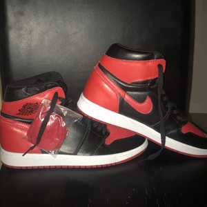 Air Jordan 1 high banned  - Oandvända och helt Nya skor. Storlek 41 passar även 40. Kommer utan box och kvitto. AA-kopior. Svarta skosnören men kommer även med ett extra par röda skosnören. Kostar 99kr extra med frakt och +99kr till om du vill ha spårvagn frakt. Har 2 par av dessa skorna så skriv i Dm om du är intresserad❤️