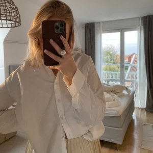 Vit skjorta (XS/S) - Vit skjorta från H&M i strl. XS (passar även S). Sparsamt använd och superfin!! Fraktkostnad tillkommer på 66kr men kan även mötas upp i Helsingborg. 🤍🤍