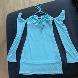 Klänning  - Snygg oanvänd klänning från SHEIN, storlek 34.