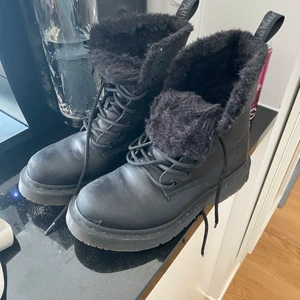Dr Martens  - Sparsamt använda vinterkängor Stl 38. Nypris 2200:-