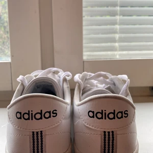 Adidas skor strl 37 1/3 - Knappt använda vita sneakers från Adidas. Använd kanske 1-2 gånger. Fortfarande vita skosnören, som nya.