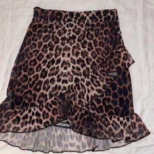 NELLY KJOL - Trendiga nellykjolen används inte här längre, bra skick använd fåtal gånger 