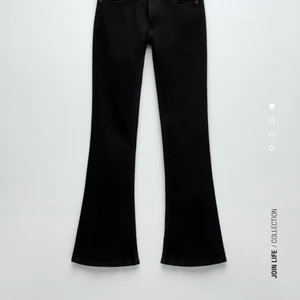 Low rise Flarie jeans  - Säljer mina jättefina low rise flaire jeans för att dom tyvärr va för stora, köptes för några dagar sen å har endast använt en gång. Dom är otroligt fina och ska köpa nya i en mindre storlek !💗