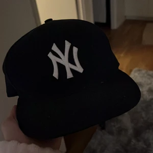 59fifty keps - Säljer min 59fifty keps från new era som är köpt här på Plick. Har inte använts en enda gång då den tyvärr är för stor för mig:/