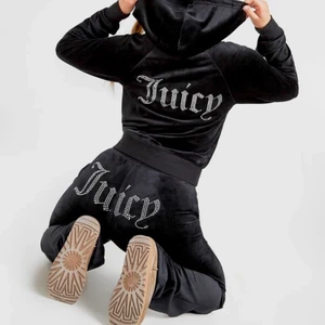 Juicy couture set - Över och underdel i mörkblå. Överdelen är i storlek s och underdelen är i storlek m. Jag säljer mitt juicy sett eftersom det aldrig kommer till användning längre