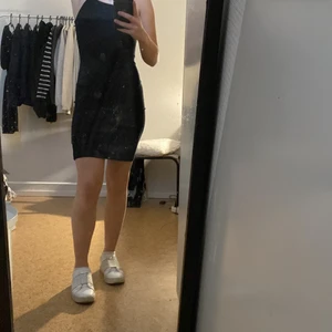 Svart klänning  - Svart fin ribbad klänning