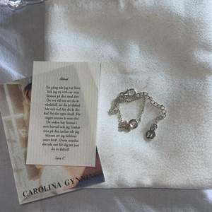 Ett silver armband från Carolina Gynning. Älskad. Ej använt. Perfekt som studentpresent kanske🥳 skickas i orginalpåsen med låda och två små lappar🥰 ungefär 12+4 cm. nypris 800