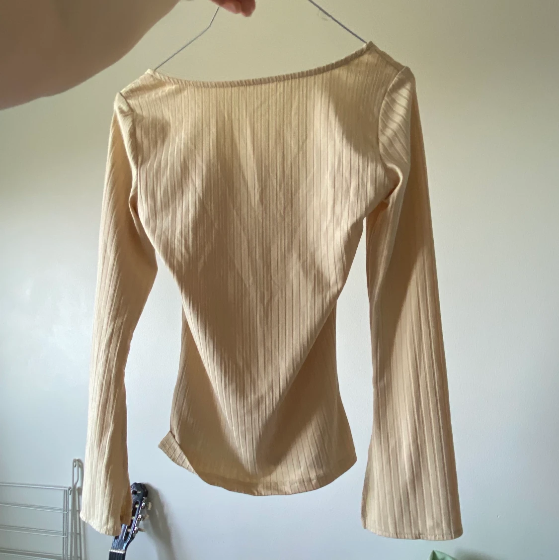Beige långärmad med volang-arm  - 90