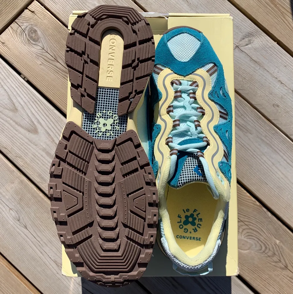 Säljer dessa sjukt trendiga sneakers från Tyler the Creators märke Golf le Fleur. Skorna har endast provats och är därför nyskick✌🏻 Skorna kostar runt 4000kr på stockX och anledningen till att jag säljer dem så billigt är för att jag helt enkelt vill bli av med dem👍🏻. Skor.