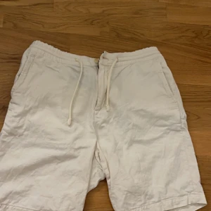 Linneshorts  - Hej, säljer dessa vita linneshorts pt min pojkvän. Han är 182 cm och de börjar bli lite för korta. De är storlek 31, skulle säga S/liten M. De är i bra skick och inga fläckar, köpta från ett dyrt märke. Nypris 700kr och säljer för 250kr