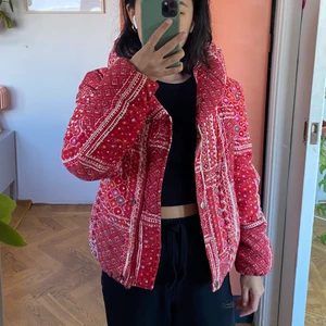 Fin mönstrad pufferjacka  - Jättefin röd pufferjacka från Brasiliansk märke Rosa Chá. Den är tjock och varm. Materialet är som mjuk manchester. I perfekt skick, användas bara en gång. Storlek S. 