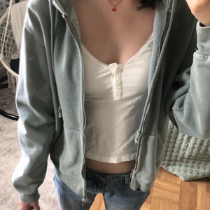 hoodie brandy Melville  - Säljer denna superfina zip up hoodien från brandy melville som inte kommer till användning. <3 På hemsidan beskriver de färgen som light-green- blue och som storleken ”regular”. Jag har använt den ungefär 2 gånger. Jag köpte den för 42 euro alltså ungefär 420kr <3 