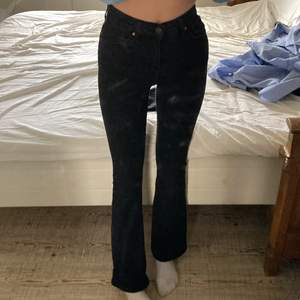 Säljer dessa jeans då de börjar bli för korta för mig som är 173. Inte använda speciellt mycket och är i väldigt bra skick. Skriv om du undrar något🥰 köparen står för frakt