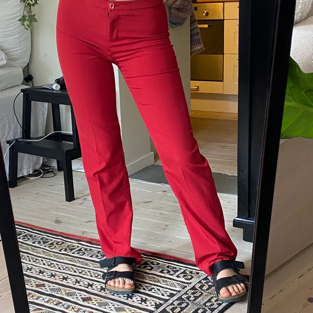 Jättesnygga och coola röda kostymbyxor som tyvärr blivit för små för mig! Lågmidjade och bekväma! Rätt så lång men smal modell på byxorna❤️. Jeans & Byxor.
