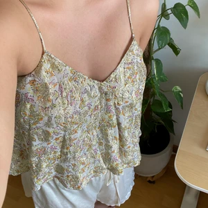 Zara topp - Säljer denna mycket populära zara topp som är i str L men som jag har kortat ner banden på själv så skulle säga att den passar en S och M. Säljer vid bra bud. Buda i kommentarerna. Toppen är i mycket bra skick. Budgivning avslutas 17 maj:) Köp direkt för 350 exkl. frakt