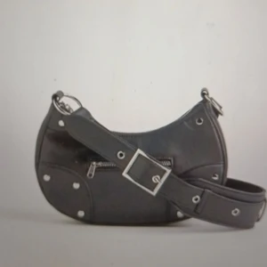 Axelremsväska  - Säljer denna axelremsväskan från H&M då jag aldrig använder den, kom privat för mera bilder! original pris: 199kr mitt pris: 100kr