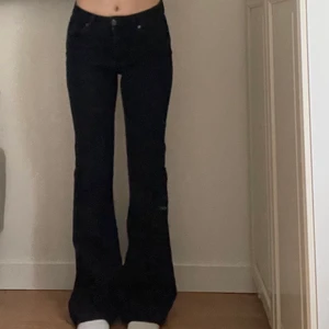 Lågmidjade jeans - Superfina mörkblå lågmidjade jeans!💘 nästan helt nya och aldrig använda, säljer då jag rensat min garderob!
